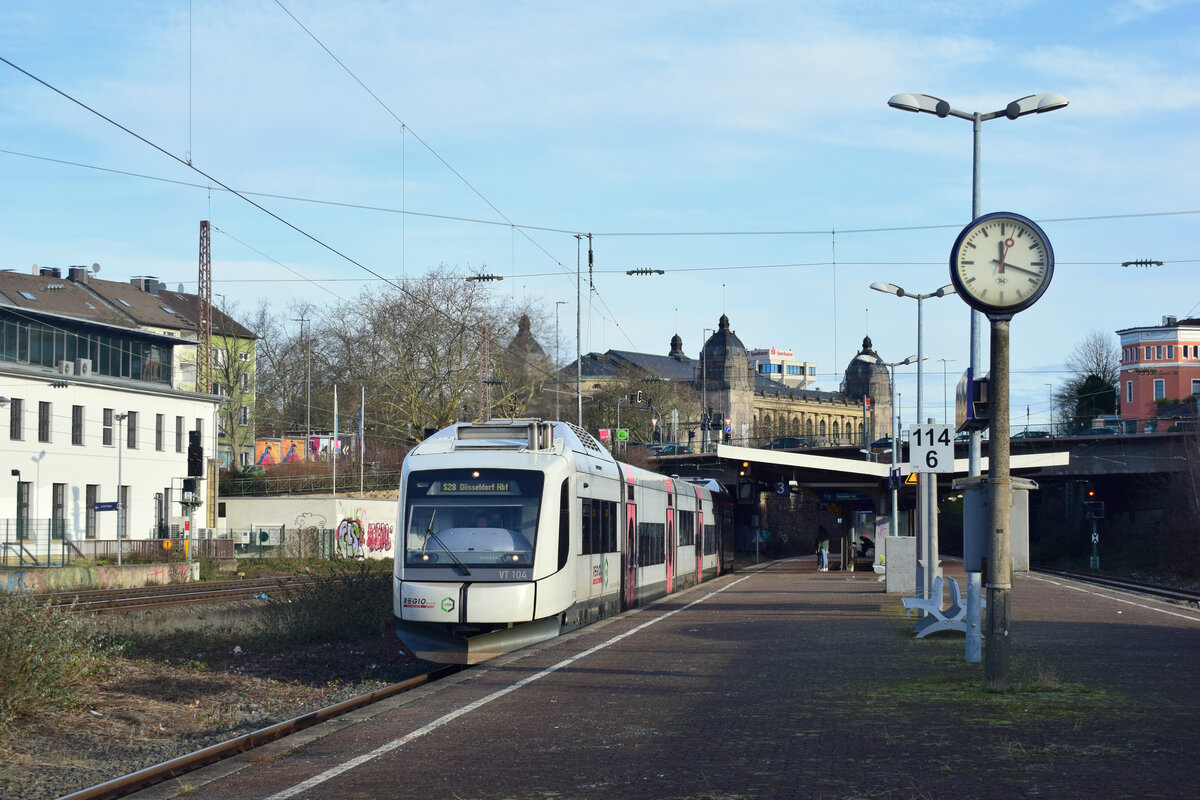 VT 104 fährt als S28 in Wuppertal Steinbeck aus in Richtung Wuppertal Vohwinkel.

Wuppertal 17.01.2026