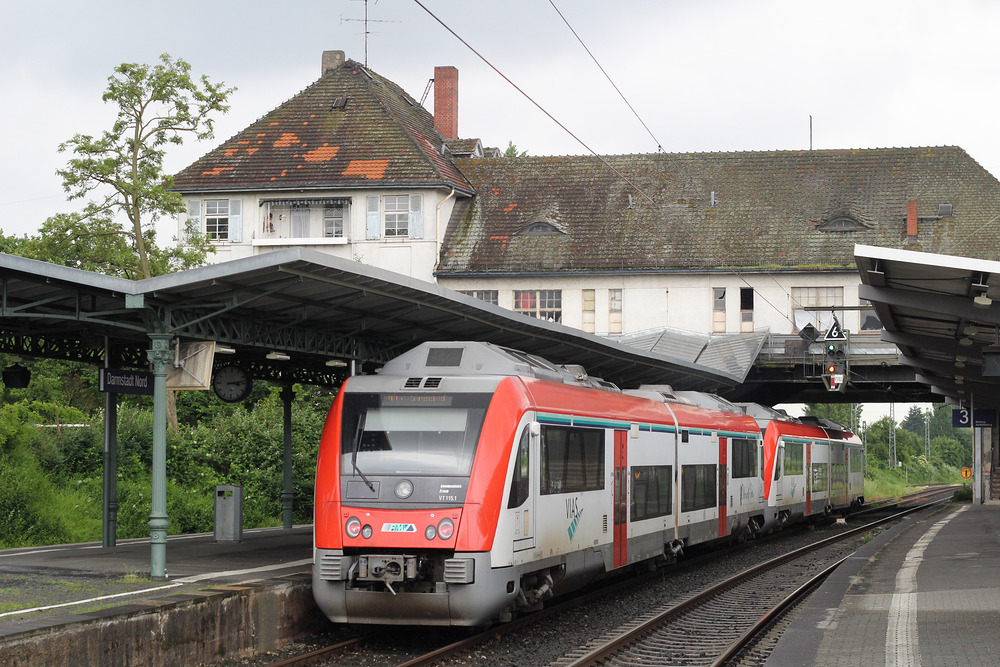 VT 105 (führend) und VT 115 haben im Bahnhof Darmstadt Nord Fahrgäste aufgenommen.
Aufnahmedatum: 03.06.2015