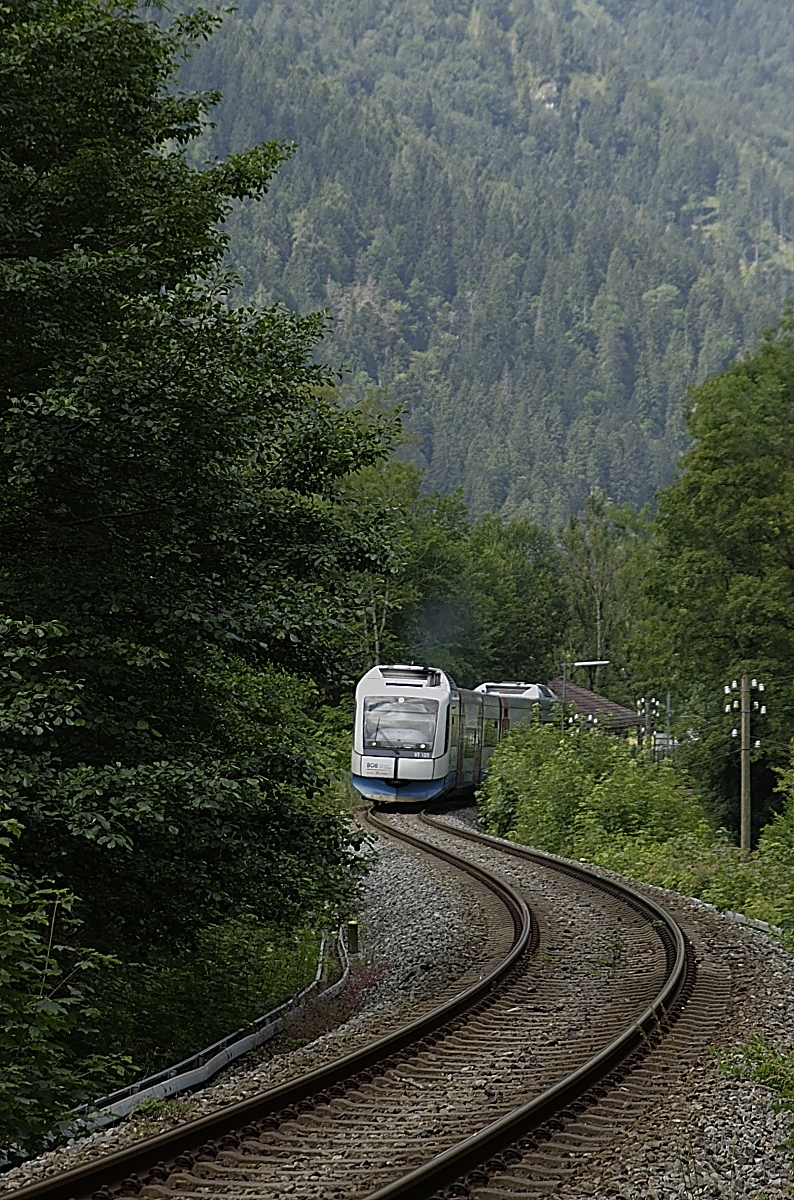 VT 105 verläßt am 19.07.2020 den Haltepunkt Geitau in Richtung Bayrischzell (Bildausschnitt)