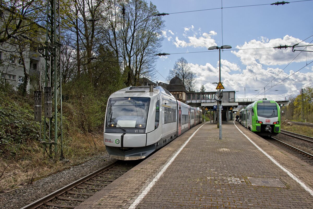 VT 106 der Regiobahn verlässt als S28 den Bahnhof Wuppertal-Zoologischer Garten Richtung Elberfeld (07.04.2022), Gruß zurück an den Tf!