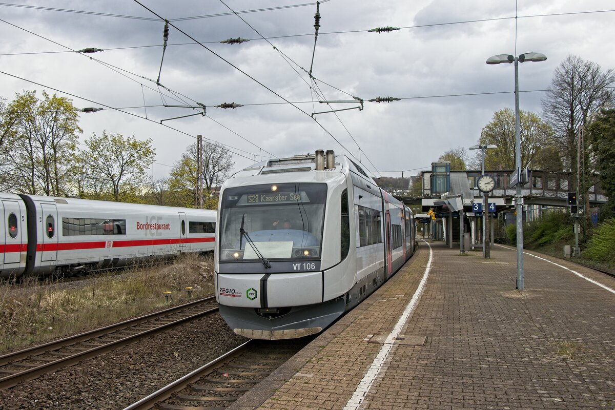 VT 106 der Regiobahn verlässt als S28 den Bahnhof Wuppertal-Zoologischer Garten (07.04.2022), Gruß zurück an den Tf!