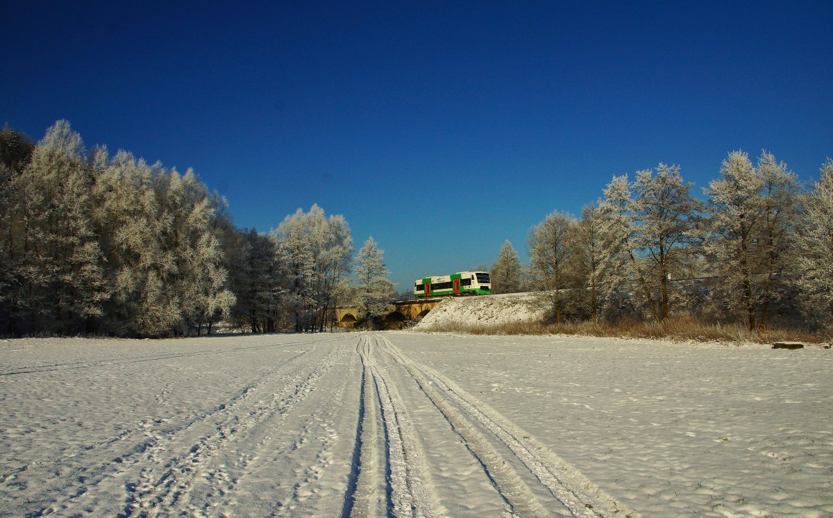 VT 108 als Regio der S*T*B Thüringen ist auf dem Weg nach Meiningen gesehen am 18.01.16 bei dem 5 Brücken in Wasungen.