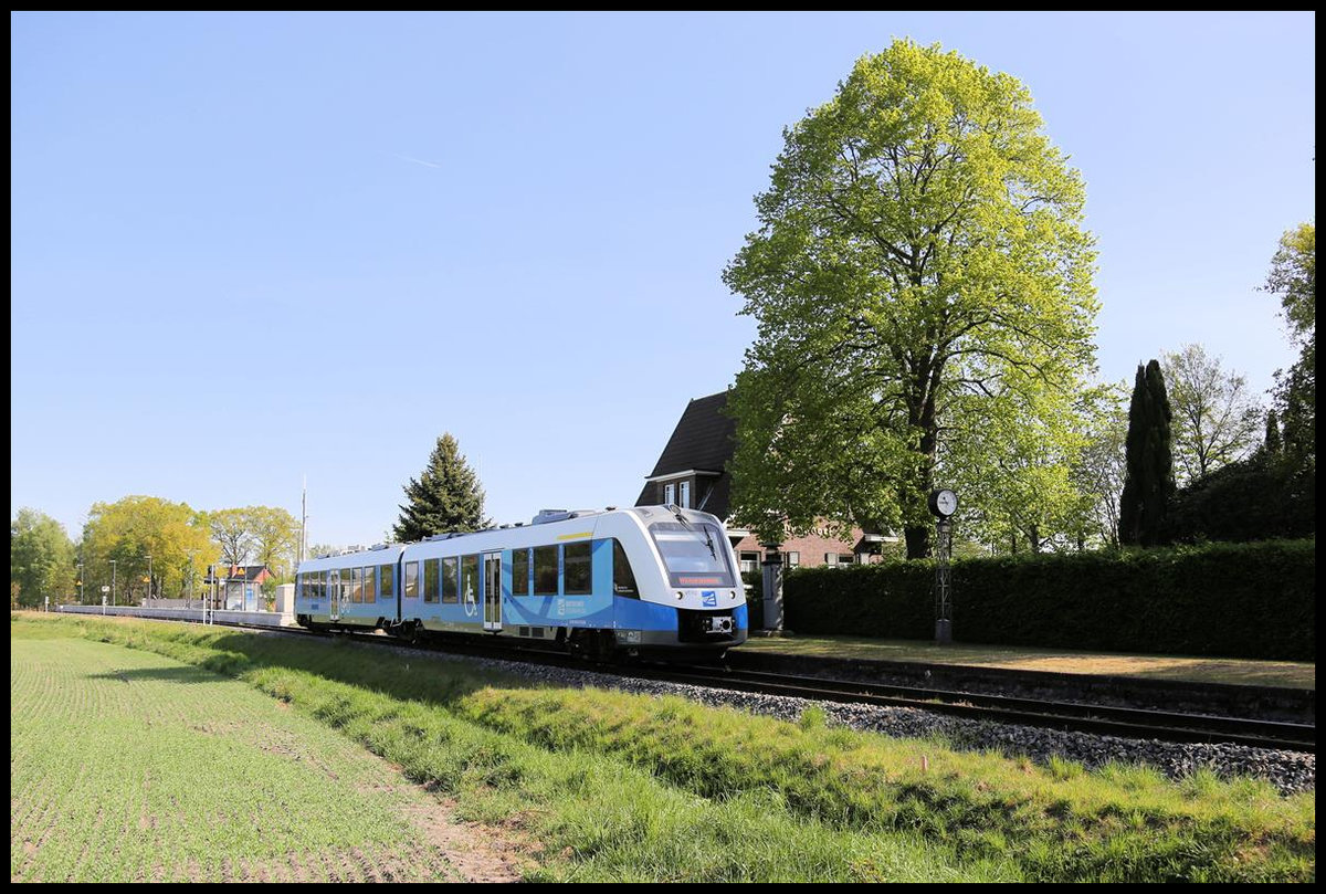VT 112 hat hier am 24.2.2020 um 10.45 Uhr den Haltepunkt Quendorf verlassen und passiert kurz hier in Richtung Bad Bentheim den ehemaligen gleichnamigen Bahnhof, welcher heute im Privatbesitz ist. Interessant ist dabei, dass auf dem ehemaligen Bahnsteig noch alte Bahnutensilien erhalten geblieben sind bzw. dort aufgestellt wurden!