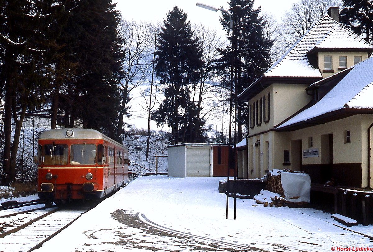 VT 112 der SWEG im Bahnhof Untermünstertal (Februar 1982). Der Triebwagen wurde 1958 von der Waggonfabrik Esslingen mit der Fabrik-Nr. 25058 und an die Bentheimer Eisenbahn geliefert, die ihn 1964 an die SWEG abgab. 1999 kaufte ihn die Albtal Verkehrs-Gesellschaft, 2001 kam er zu Rent-a-Rail und ein Jahr später zur ESG. Heute ist er als Leihgabe bei der Schienenerlebniswelt Horb ausgestellt.