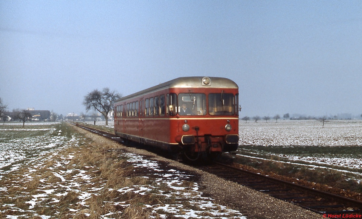 VT 112 der SWEG ist im Februar 1982 bei Bad Krozingen Ost unterwegs. An diesem Tag löste sich der Morgendunst nur sehr zögerlich auf, deshalb ist von den Schwarzwaldbergen im Hintergrund nichts zu sehen.