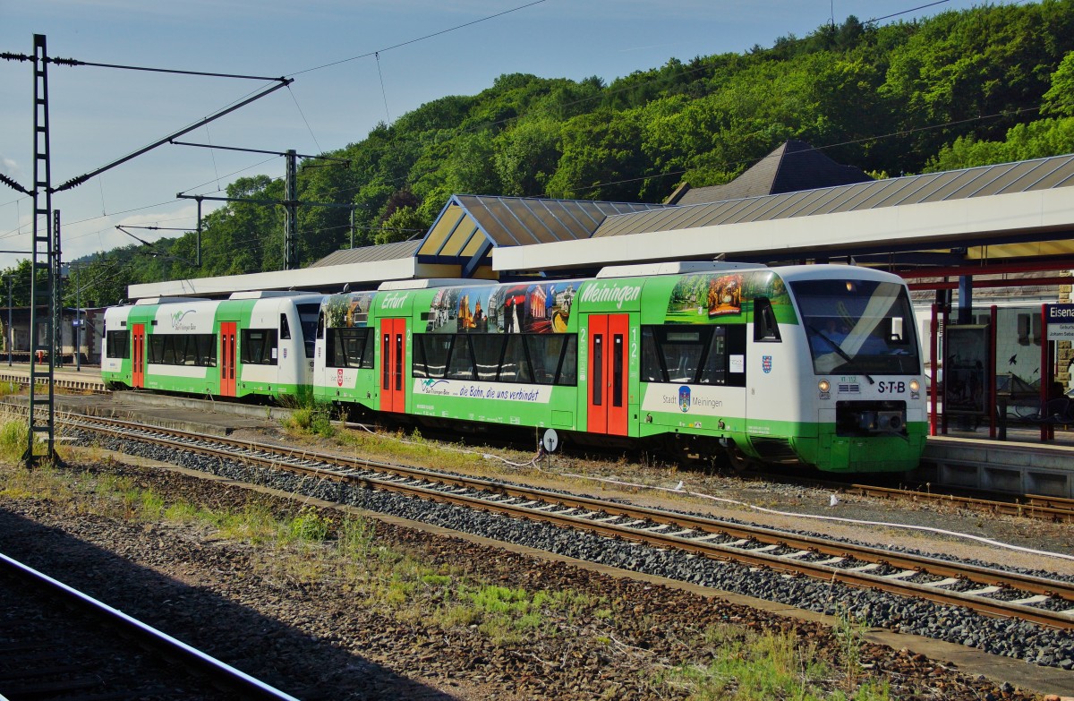 VT 112 und VT 108 von der S*T*B stehen am 17.06.15 im Bhf. von Eisenach um in Richtung Neuhaus am Rennweg zu fahren.