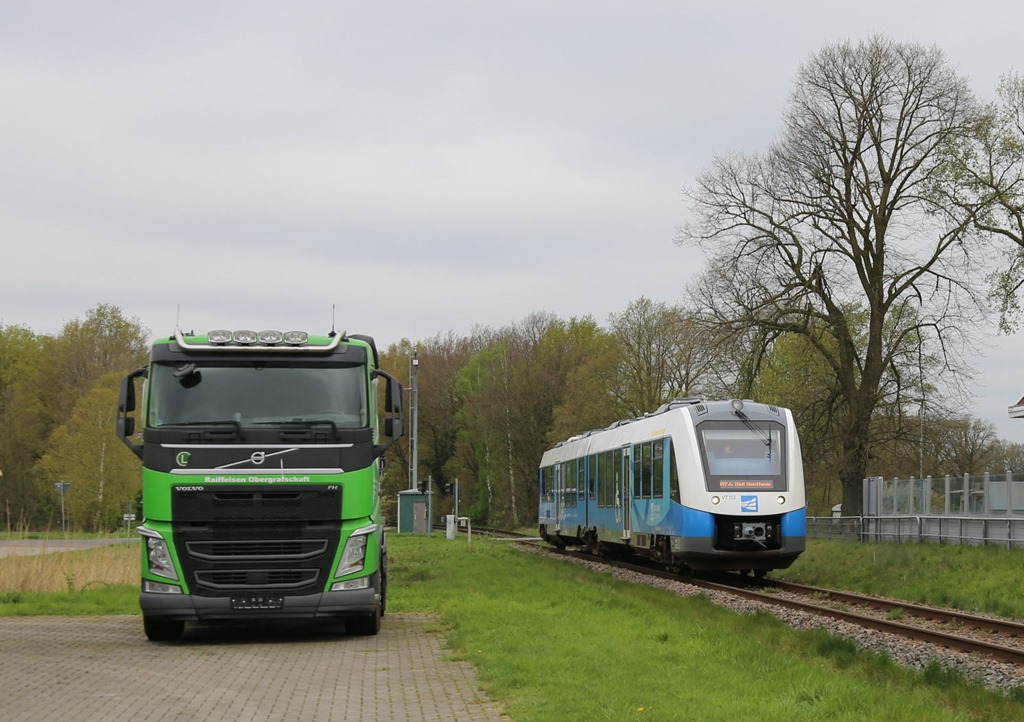 VT 113 der Bentheimer Eisenbahn passiert hier auf dem Weg nach Bad Bentheim am 11.04.20244 um 12.42 Uhr den Landhandel am ehemaligen Bahnhof Hestrup.