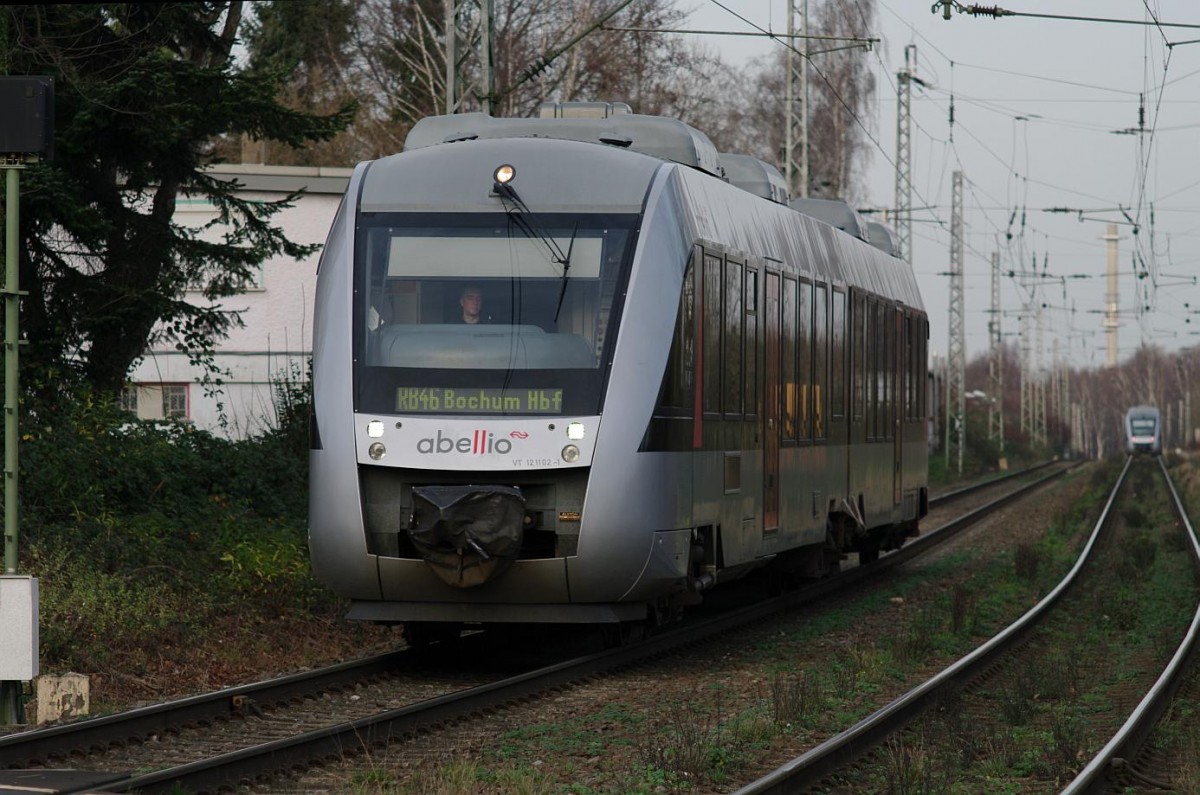 VT 12 11 02 von Abellio Rail fährt am 29.12.2015 in den Haltepunkt Bochum-Riemke ein. Auf dem Gegengleis entschwindet gerade der Gegenzug mit VT 12 11 03.