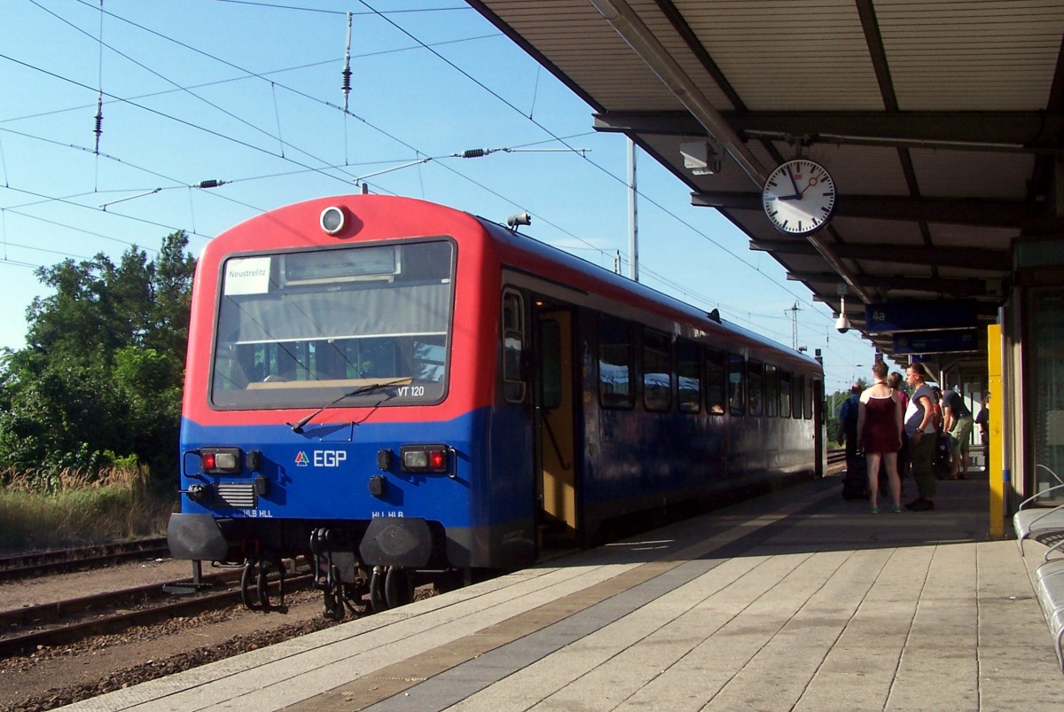 VT 120 (Typ NE81) der EGP (Eisenbahngesellschaft Potsdam) pendelt zwischen Neustrelitz und Mirow (KBS 173). Aufgenommen in Neustrelitz Hbf., wo er am 9.8.14 auf einen der  Anschlusszüge wartet. 