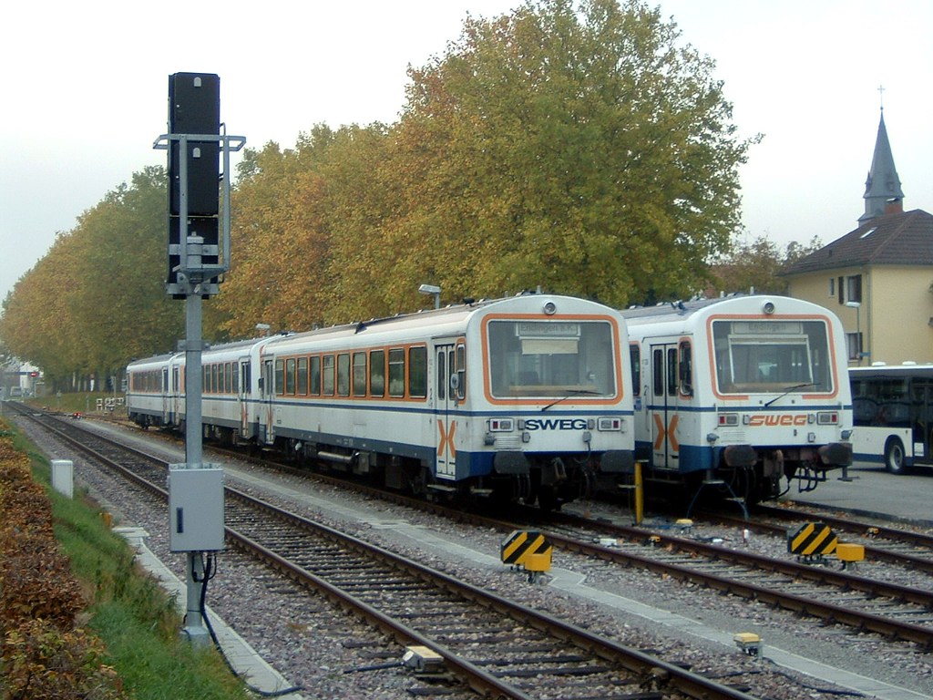 VT 122, VB 242, VS 204 und VT 126, VB 240 und VS 202 abgestellt in Endingen (01.11.2007)



-->Das Bild stammt noch aus meiner Anfangszeit der Eisenbahnfotografie, daher noch ein paar  Fehler  vorhanden.<--