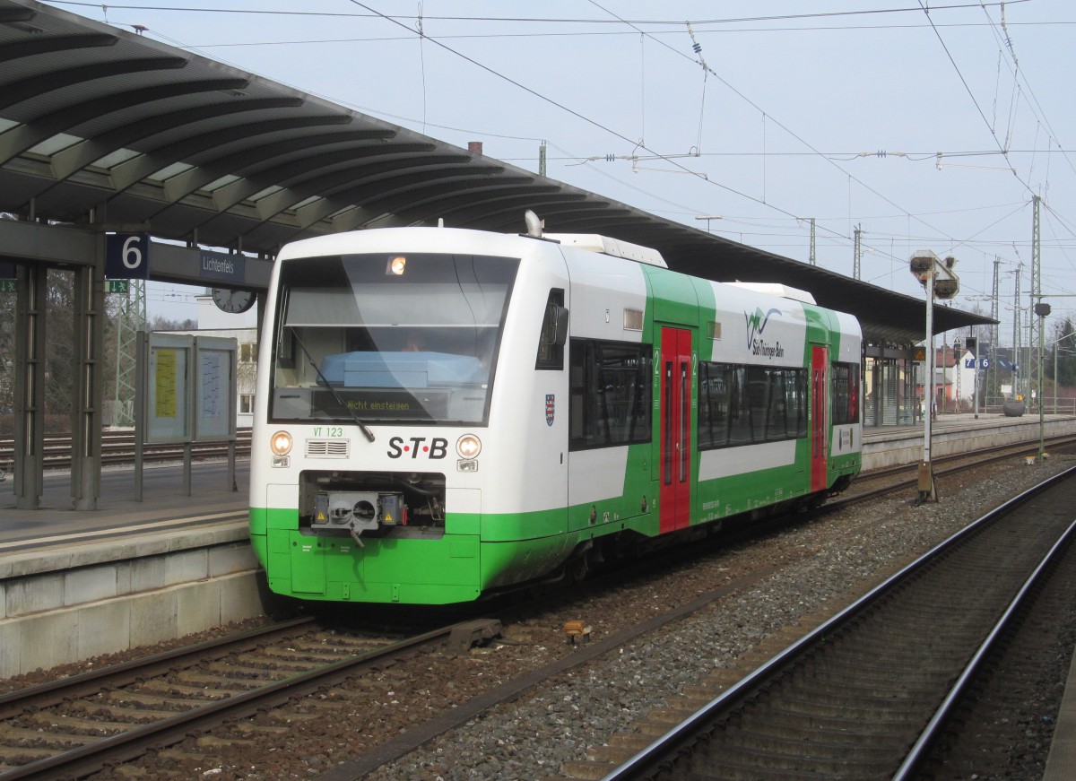 VT 123 (650 523-3) der Süd-Thüringen-Bahn hast am 06. März 2014 soeben als RE aus Sonneberg den Bahnhof Lichtenfels erreicht.