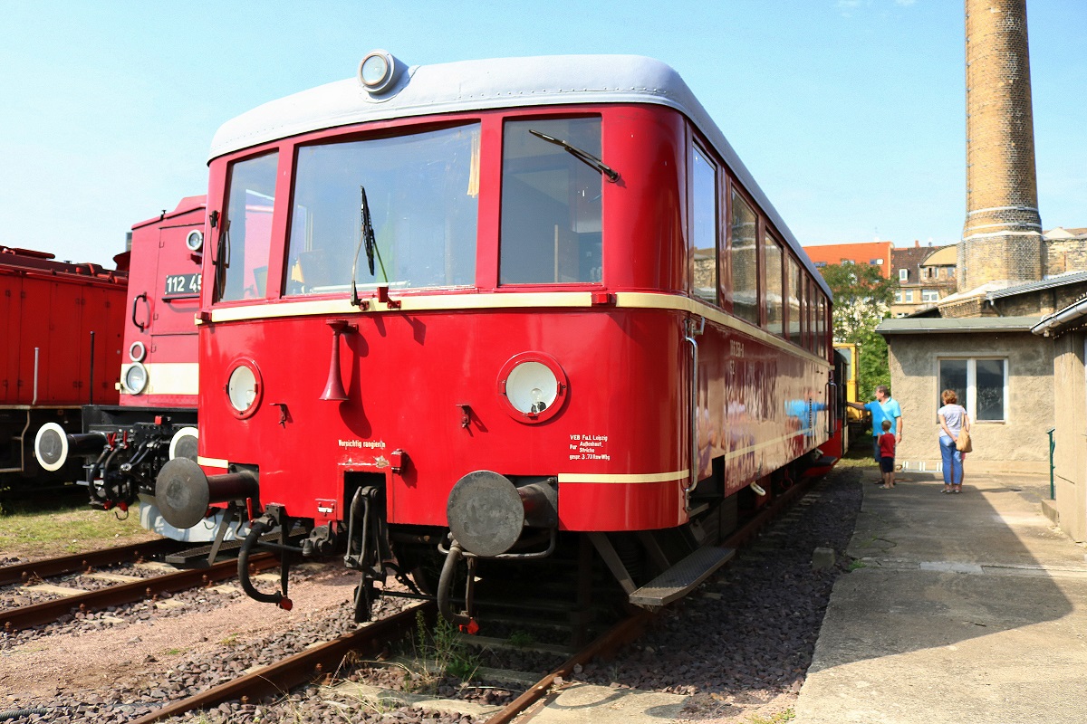 VT 135 110 (EDV-Nummer: 186 258) steht auf dem Gelände des DB Museums Halle (Saale) anlässlich des jährlichen Sommerfests. Dieser Einheits-Nebenbahntriebwagen diente u.a. als Dienstwagen des Präsidenten der ehemaligen Reichsbahndirektion (RBD) Halle [26.8.2017 - 15:08 Uhr]