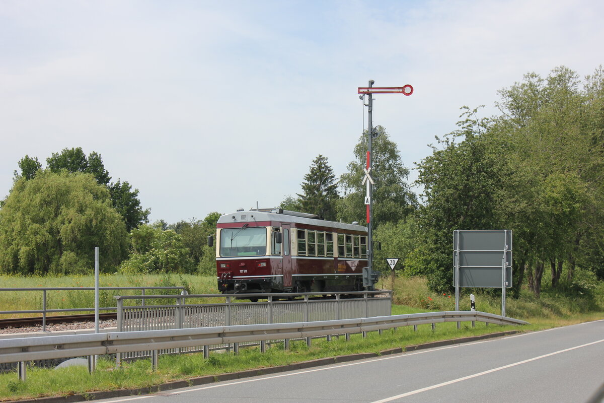 VT 137 515 der Döllnitzbahn passiert am 16.06.2021 das Einfahrtsignal des Bf. Mügeln