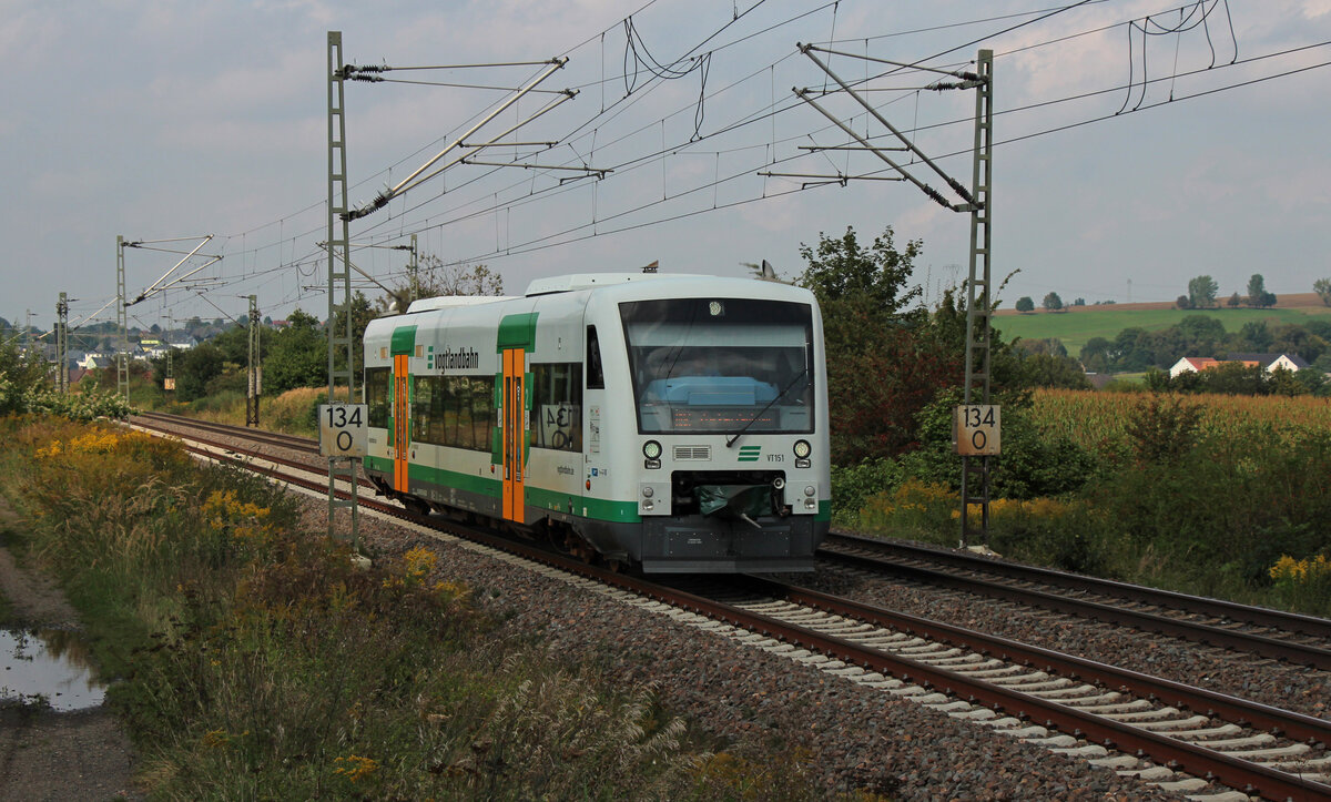 VT 151 &650 151-3) der Vogtlandbahn fährt am 13.09.2021 als VGB 80220 (Adorf (Vogtl) - Zwickau Zentrum) durch Steinpleis.