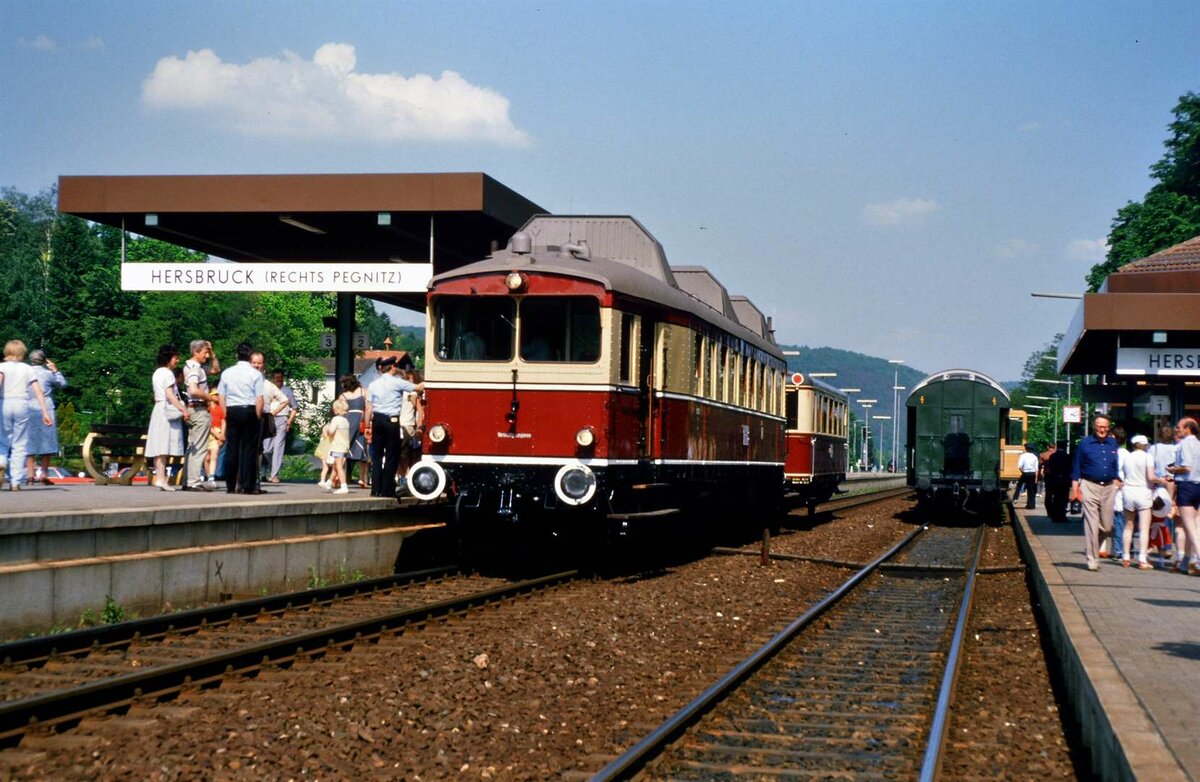 VT 175 der Buxtehude-Harsefelder Eisenbahn im Bahnhof Hersfeld rechts Pegnitz, 25.05.1985
Habe ich den Bahnhof Hersfeld der richtigen Strecke zugeordnet?