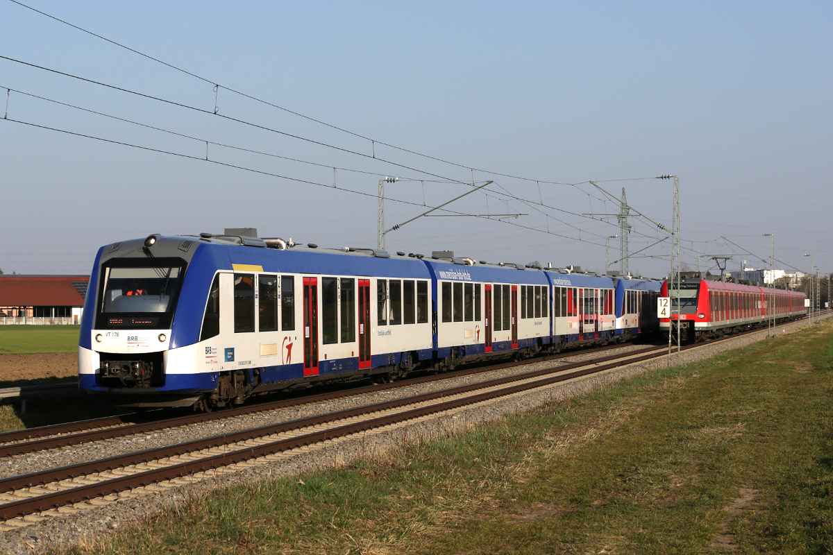 VT 176 und ein weiterer VT der BRB (Bayer. Regionalbahn) auf der Linie RB 68 nach Füssen, München Aubing, 31.03.2021