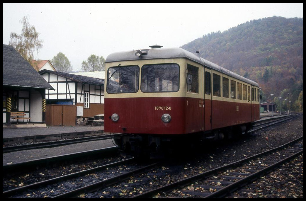 VT 187012 am 27.10.1996 im Bahnhof Illfeld.