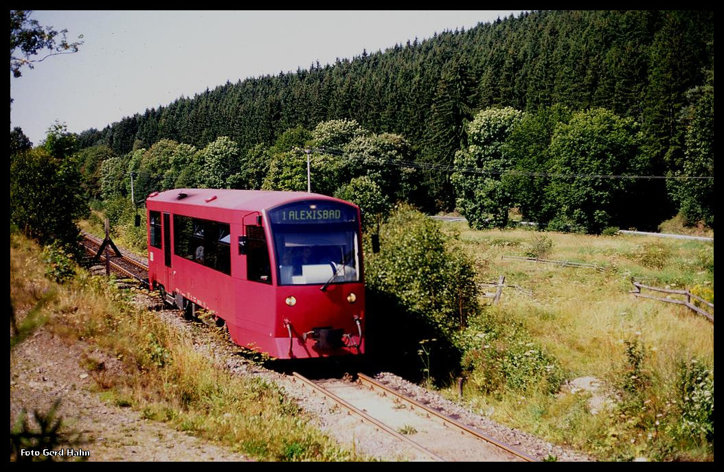 VT 187015 der HSB ist hier am 20.8.1996 um 12.45 Uhr bei Güntersberge unterwegs nach Alexisbad.