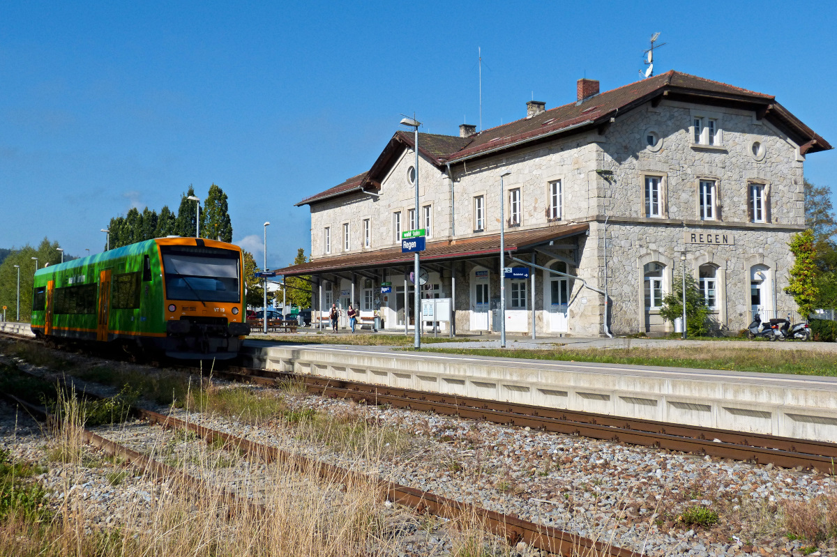 VT 19 der Waldbahn im Bahnhof Regen (hat nur diese zwei Gleise) 19.09.2015