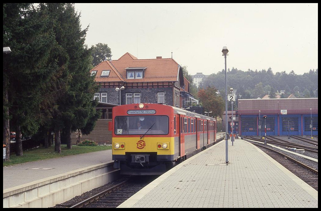 VT 2 E 18 der Taunusbahn steht hier am 2.10.1994 um 12.30 Uhr abfahrbereit nach Frankfurt im Bahnhof Königstein.