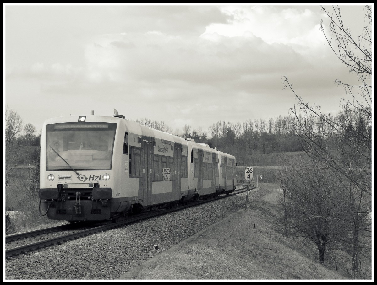 VT 201, VT 46 und ein weiterer HZL Triebwagen der Baureihe 650 fahren am Nachmittag des 4.3.14 als Regionalbahn von Tübingen Richtung Sigmaringen. 
Festgehalten bei Stetten.
Grüße an den Tf! ;-)