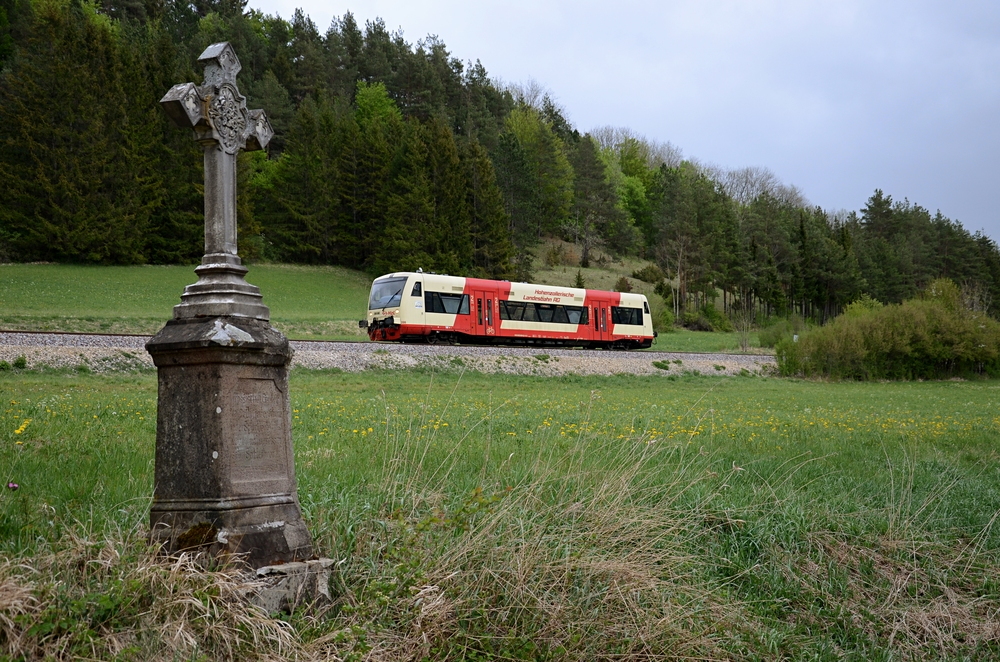 VT 206 befindet sich als HzL 86334 auf dem Weg von Gammertingen nach Hechingen. Fotografiert am 18.04.2020 kurz vor Hausen-Starzeln.
