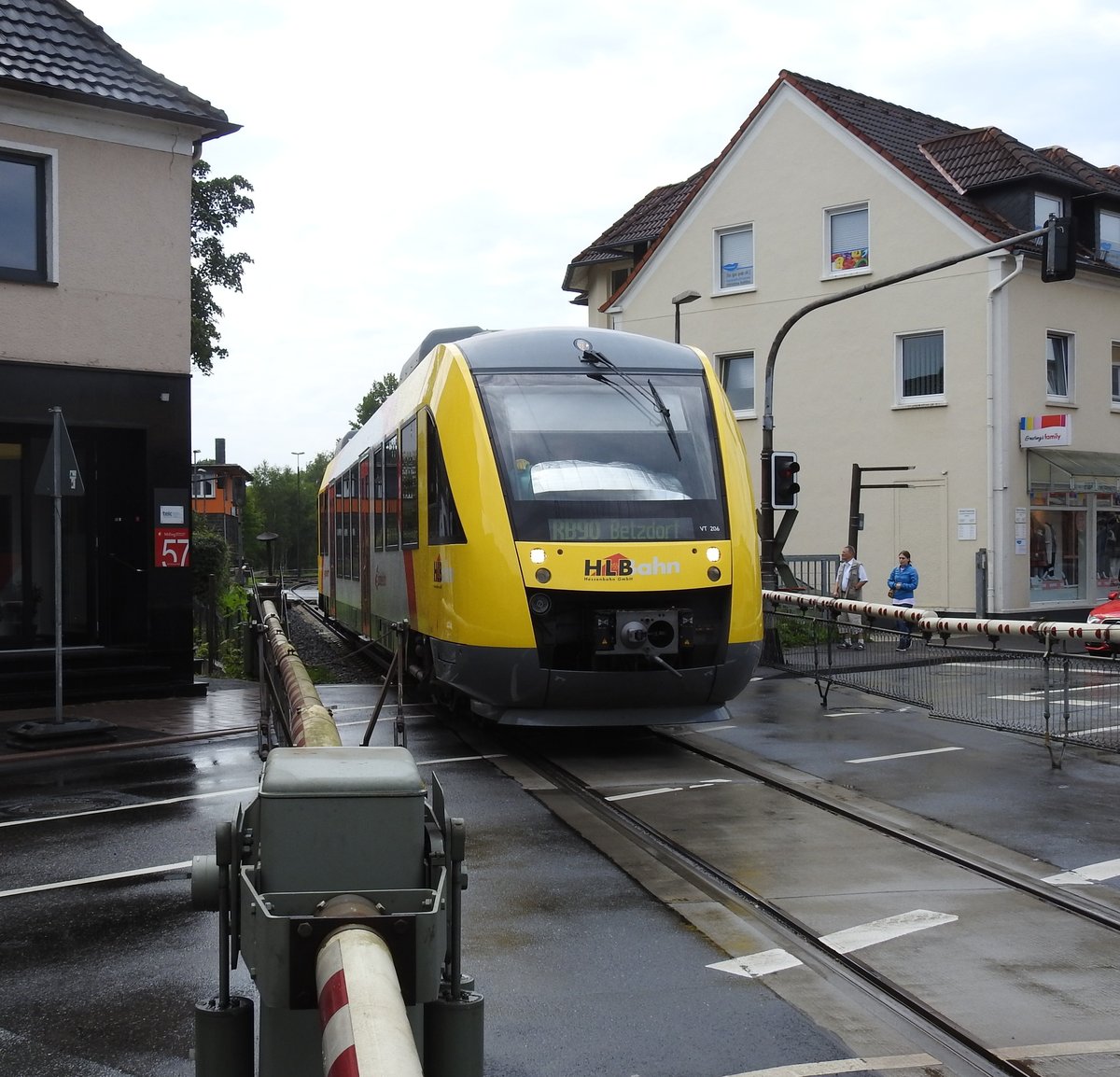 VT 206 LINT DER HLB IN ALTENKIRCHEN/WW
Kurz nach Verlassen des Bahnhofs Altenkirchen überquert der LINT-Triebwagen VT 206
als RB 90 der HLB am 15.8.2017 die vielbefahrene und beschrankte
Innerstadtstraße der Westerwald-Kreisstadt....