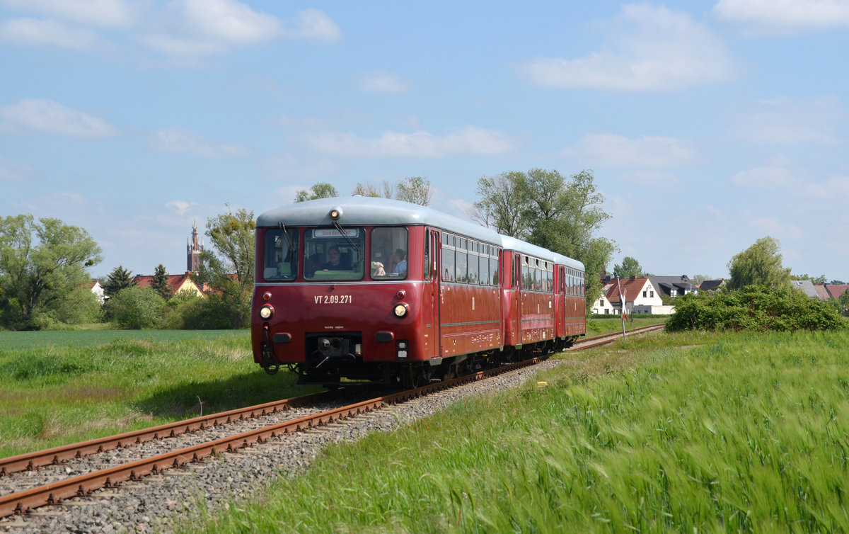 VT 2.09. 271 führte am 18.05.19 das Trio Ferkeltaxen auf dem Weg von Wörlitz nach Ferropolis an. Kurz nach dem die Ferkeltaxen Wörlitz verlassen hatten passierten sie die Ackerflächen von Griesen. 
