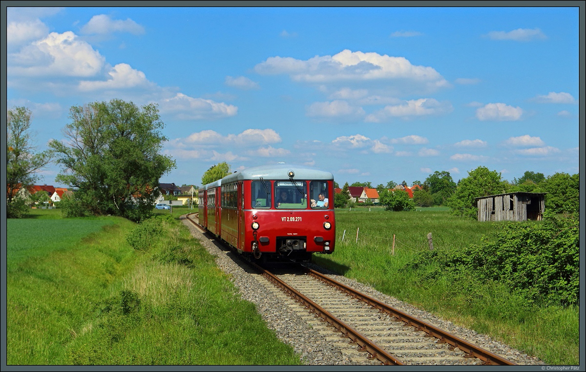 VT 2.09.271 verlässt mit zwei weiteren Ferkeltaxen Wörlitz wieder Richtung Chemnitz. (18.05.2019)