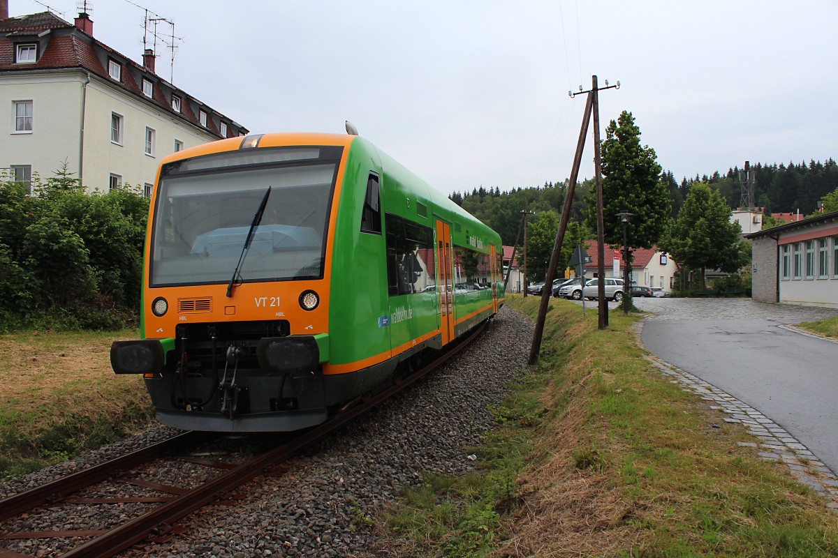 VT 21 (650 656-1) von der Waldbahn fährt am 27.06.2015 als WBA83979 (Zwiesel (Bay) - Grafenau) durch die Ortslage von Spiegelau.