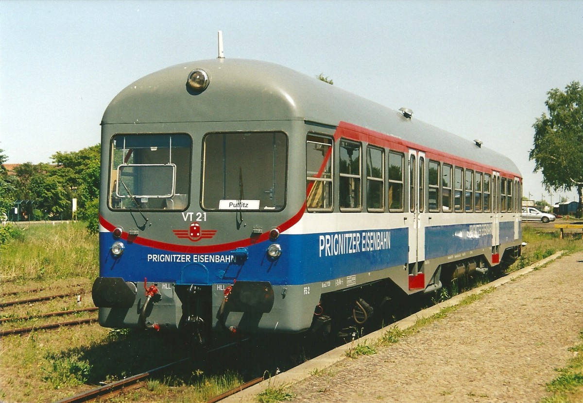 VT 21 der PEG, innen noch mit der italienischen Nummer ALn 2457 versehen, im  Stumpfgleis des Bf. Pritzwalk, abfahrbereit nach Putlitz, 30.5.2003.