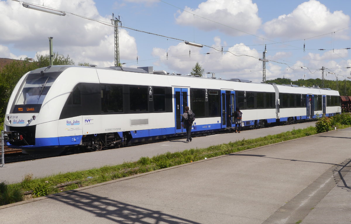 VT 211 der Rurtalbahn (622 270/770) in Düren. Die neuen Wagen für die RB 21 fahren zwar noch unter dem Markenzeichen Rurtalbahn, das Halterkürzel VIASR weist aber auf die neuen Verhältnisse hin. Aufnahme vom 6.8.17.