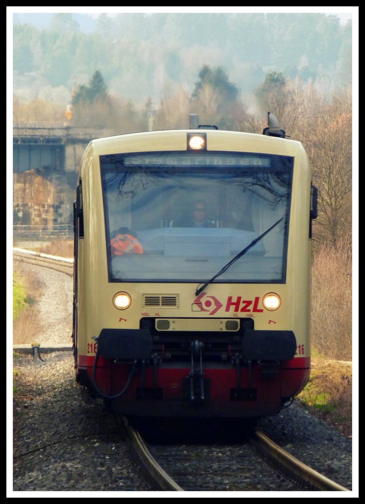 VT 216 und ein weiterer HZL Triebwagen der Baureihe 650 fahren am Nachmittag des 4.3.14 von Hechingen über Gammertingen nach Sigmaringen.
Festgehalten zwischen Hechingen und Schlatt.