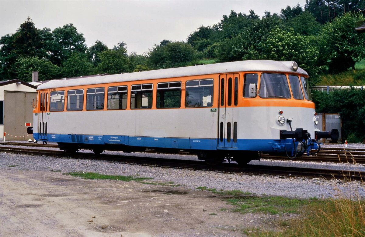 VT 22 (MAN) der Strohgäubahn vor dem Depot Weissach.