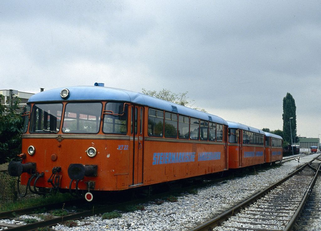 VT 22 mit weiteren Schienenbusmotorwagen bei der Steiermärkischen Landeseisenbahn in Weiz am 25.09.1993