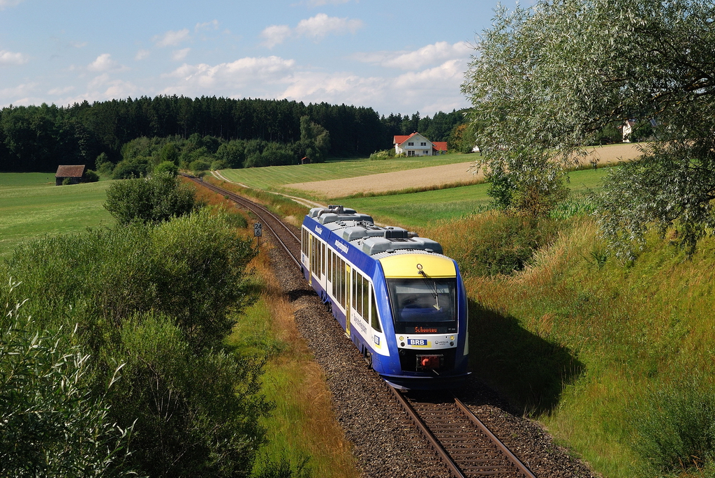 VT 220 der BRB mit BRB 86537 bei Pflaumdorf (11.08.2013)