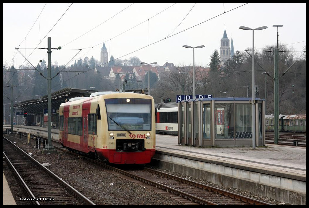 VT 233 der HzL fährt hier am 12.3.2016 um 14.15 Uhr als Zug 88093 nach Blumenberg in Rottweil ab.