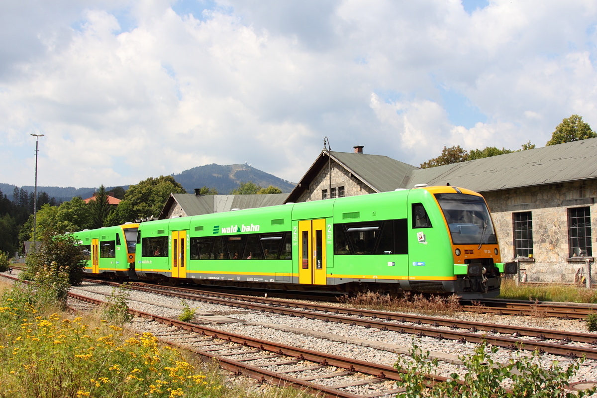 VT 24 (650 659) der Waldbahn vor dem Localbahnmuseum Bayerisch Eisenstein am 18.08.2016.