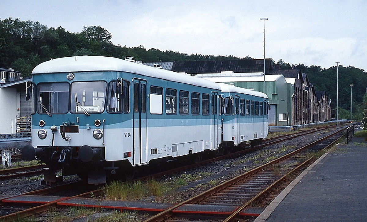 VT 24 und VB 23 der Westerwaldbahn Ende der 1990er Jahre in Betzdorf. Nachdem die Westerwaldbahn am 02.11.1994 den Betrieb auf der Daadetalbahn von der DB übernommen hatte, beschaffte sie 1996 die 1968 von Gmeinder und Auwärter für die Württembergische Eisenbahngesellschaft gebauten Triebwagen 23 und und 24. Tw 23 wurde zu einem Steuerwagen umgebaut. Die Fahrzeuge standen bis 2009 im Einsatz.