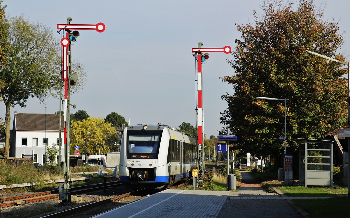 VT 243 der VIAS kommt am 17.10.2018 im Bahnhof Mönchengladbach-Rheindahlen an
