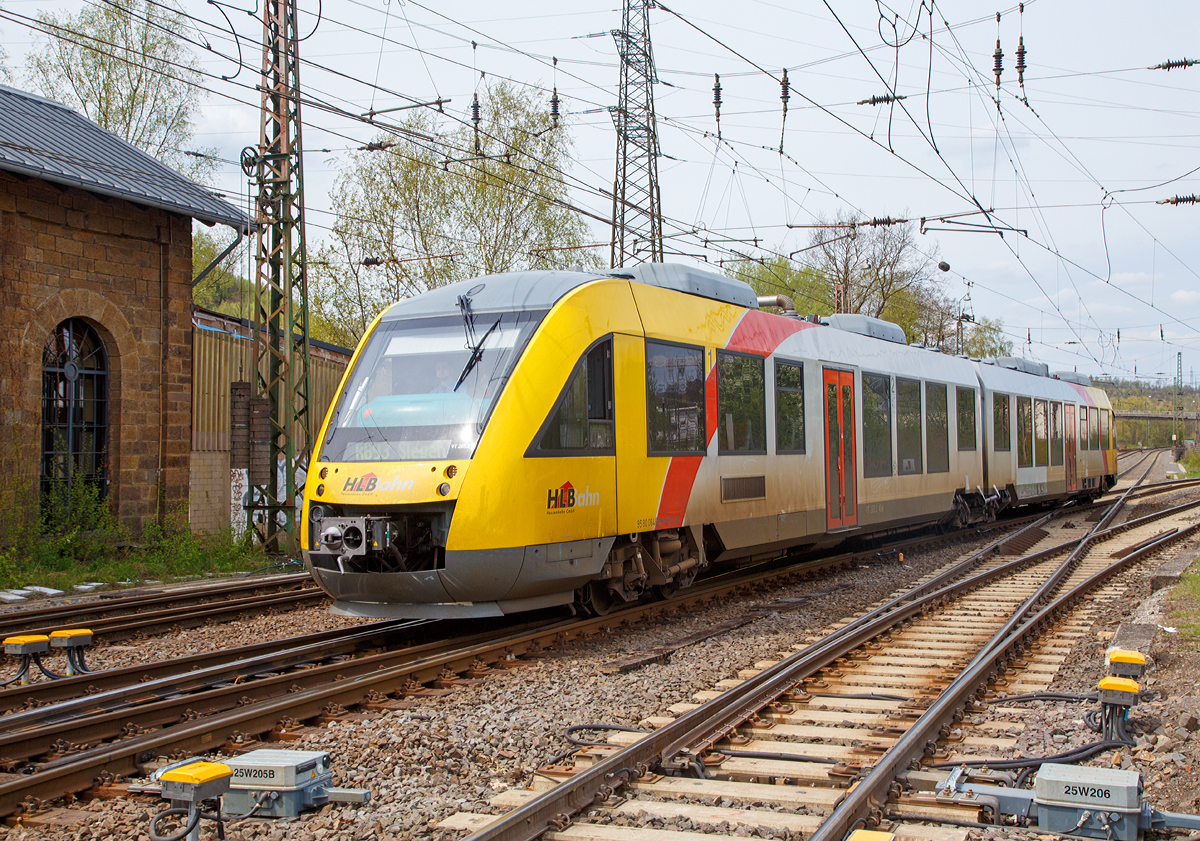 
VT 265 (95 80 0648 165-8 D-HEB /95 80 0648 665-7 D-HEB) der HLB Hessenbahn GmbH (Betreiber der DreiLänderBahn), ein Dieseltriebwagen vom Typ Alstom Coradia LINT 41, erreicht am 02.05.2015, als RB 93  Rothaarbahn (Bad Berleburg - Kreuztal - Siegen Hbf), den Bahnhof Kreuztal. 

Hier wechselt er gerade, kurz vor der Einfahrt, von der KBS 443 (Rothaarbahn) auf die KBS 440 (Ruhr-Sieg-Strecke). 

Einen freundlichen Gruß an den freundlichen Lokführer zurück.