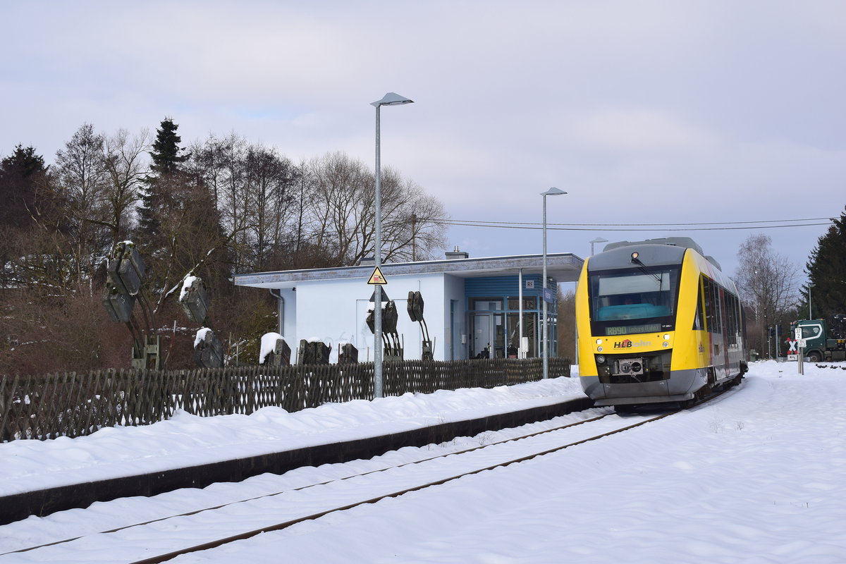 VT 265.1 der HLB passiert das Museumsstellwerk und den Haltepunkt Rotenhain. Früher war Rotenhain ein Bahnhof. Bis 2018 standen hier noch Ausfahrsignale welche durchgeschaltet waren. 

Rotenhain 15.01.2021