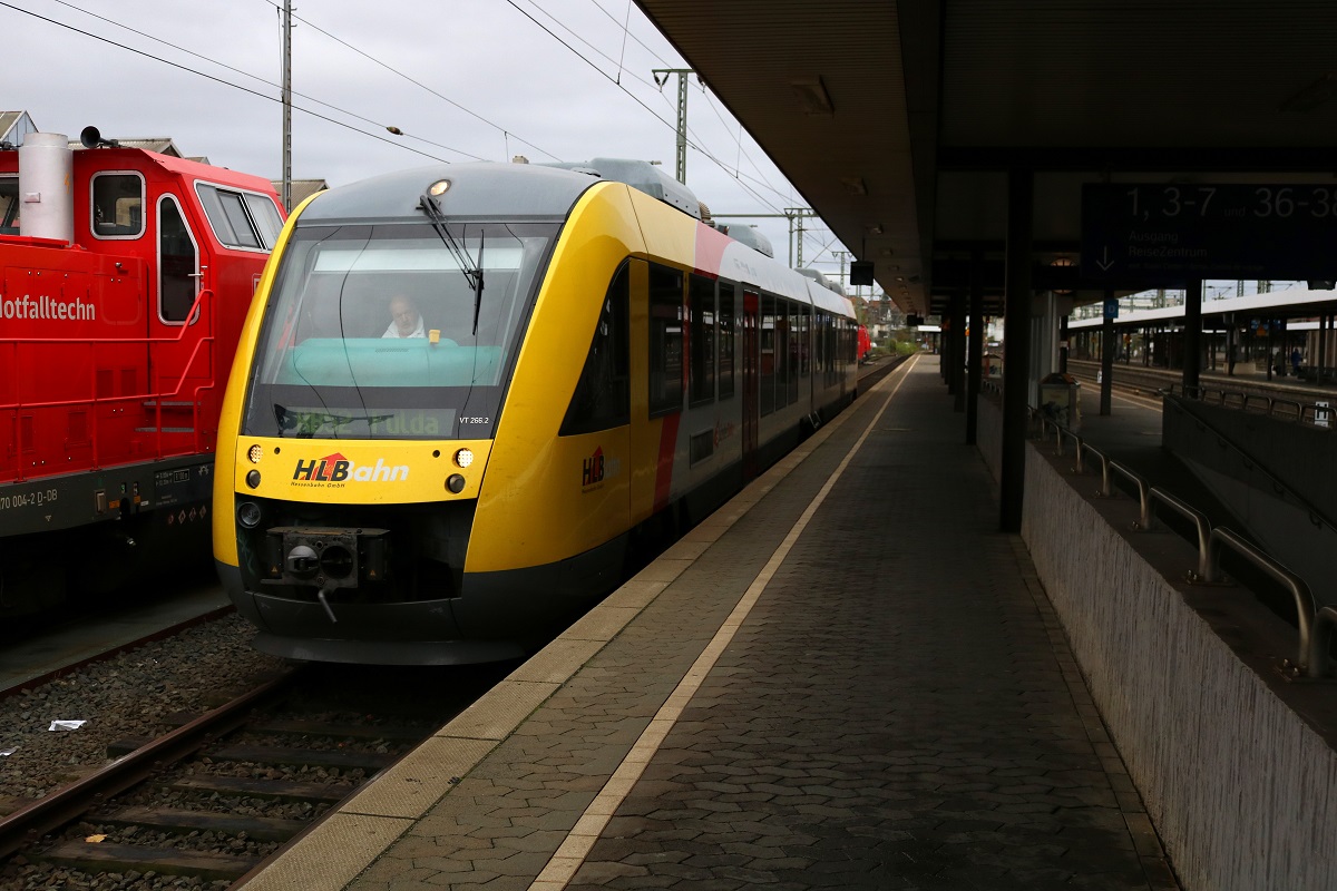 VT 266.2 (BR 648 | Alstom Coradia LINT 41) der Hessischen Landesbahn GmbH (HLB) RB 24916 (RB52) von Gersfeld(Rhön) erreicht ihren Endbahnhof Fulda auf Gleis 9. [22.10.2017 | 12:03 Uhr]