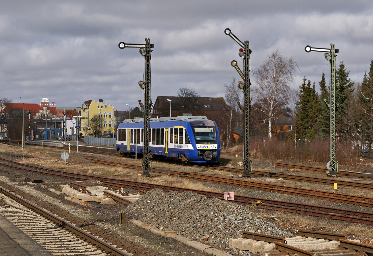 VT 301 beschleunigt am 21.03.2010 als NOB nach Itzehoe in Heide (Holst.). Die Triebwagen bedienen zwischen Heide und Itzehoe alle Unterwegsstationen. Der Heider Bahnhof wurde in den folgenden Monaten umgestaltet, der Gleisplan vereinfacht und die Signaltechnik modernisiert.