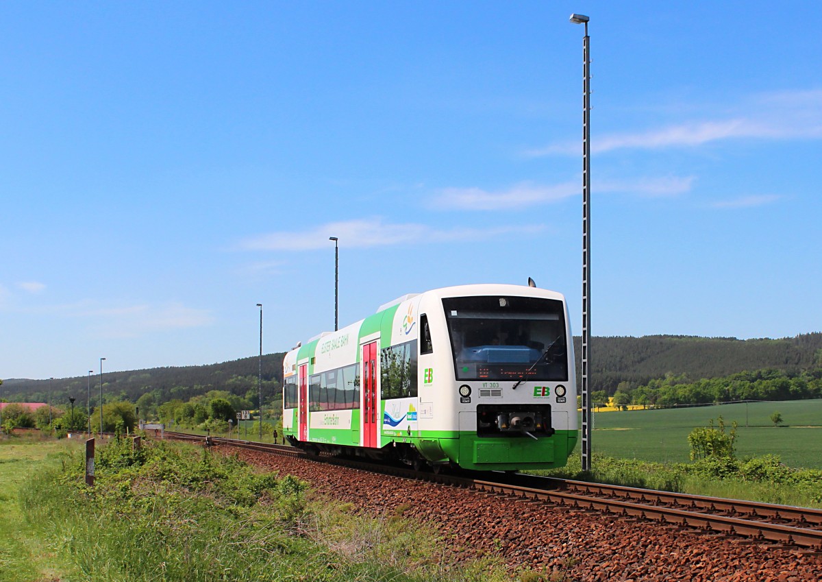 VT 303  Ilmtal  (650 242-0) von der Erfurter Bahn ist am 15.05.2015 auf den Weg als EB 80858 von Saalfeld (Saale) nach Leipzig, hier hat der Triebwagen gerade Unterwellenborn passiert.