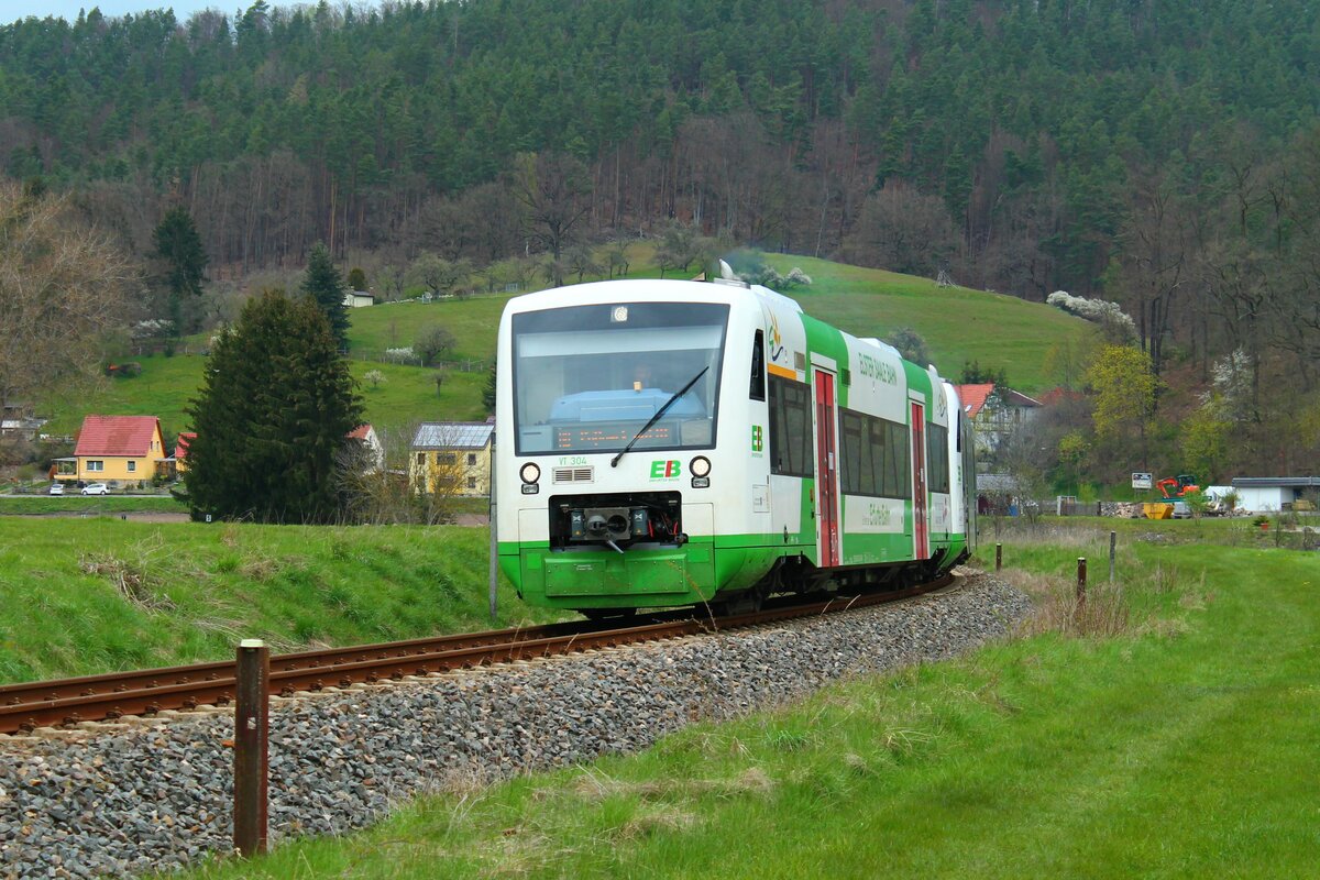 VT 304 (Hof - in Bayern ganz oben) zusammen mit VT 314 (beide EB) am 30.4.2021 am Bahnübergang bei Kleindembach. Das Gespann war auf dem Weg nach Pößneck unterer Bahnhof.