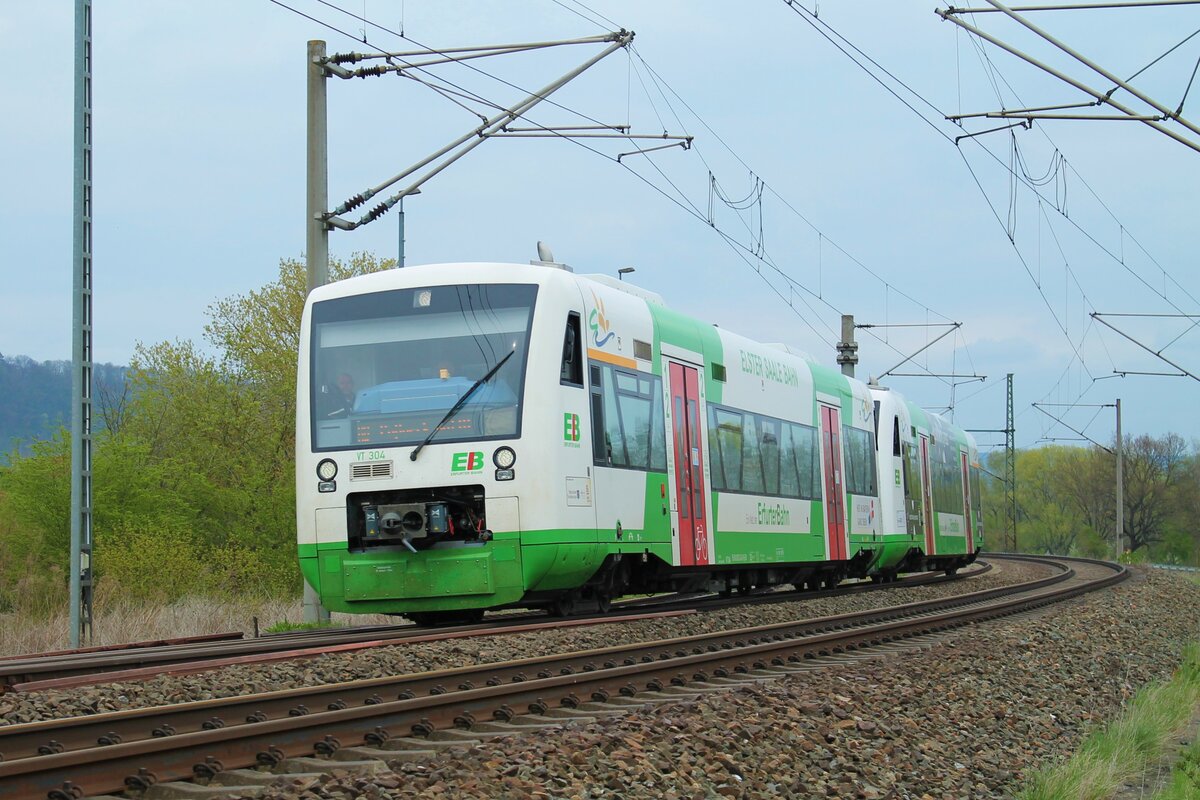 VT 304 (Hof - in Bayern ganz oben) zusammen mit VT 314 (beide EB) am 30.4.2021 auf der Saalbahn zwischen Schöps und Großpürschütz. Das Gespann war auf dem Weg von Jena Saalbahnhof nach Pößneck unterer Bahnhof.