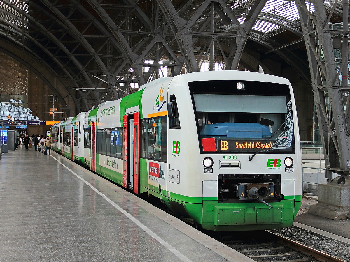 VT 306 (650 245-3) der Erfurter Bahn nach Saalfeld steht  mit VT 310 (nach Gera) der Erfurter Bahn im Hauptbahnhof von Leipzig am 11. März 2017 bereit.