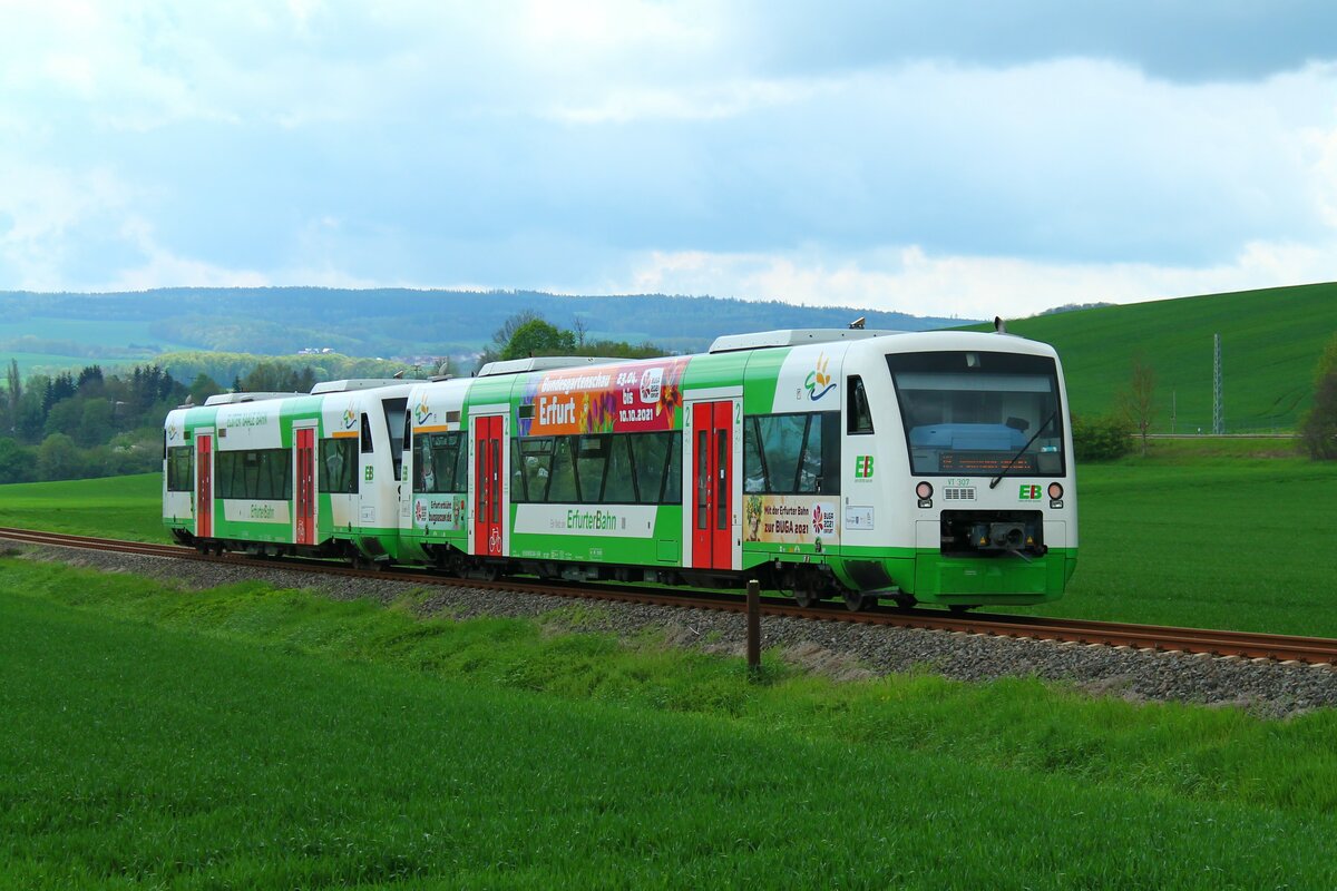 VT 307 (BUGA - Bundesgartenschau 2021) im Anhang von VT 327 (beide EB) am 14.5.2021 am Bahnübergang Schweinitz auf dem Weg nach Pößneck unterer Bahnhof.