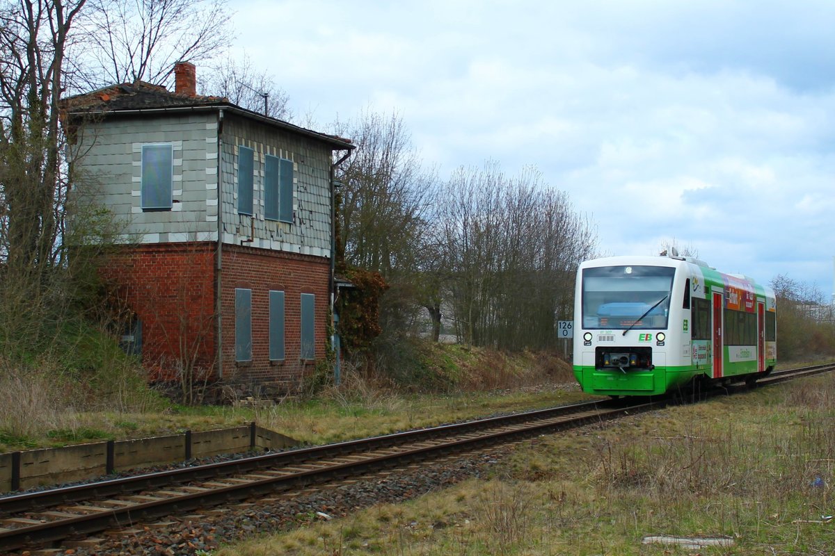 VT 307 der Erfurter Bahn (EB) am 13.4.2021 auf dem Weg von Leipzig nach Saalfeld/Saale. Hier bei der Durchfahrt durch Krölpa. Der Triebwagen verfügt über eine spezielle, farbenfrohe Lackierung und wurde von der EB auf den Namen  Bundesgartenschau BUGA 2021  getauft.